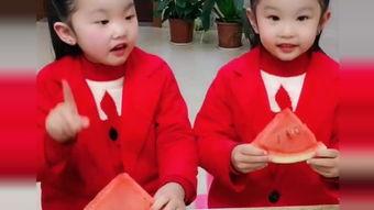 双胞胎兄弟吃瓜比赛