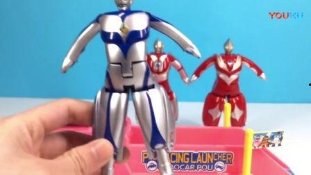 奥特曼玩具吃哈密瓜