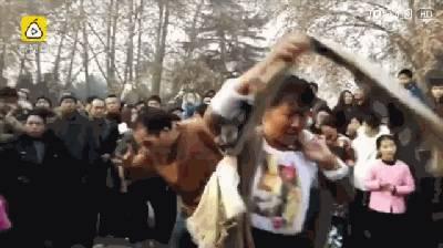 围观吃瓜被打,一场意外引发的教训