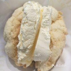 吃冰激凌蜜瓜包,冰激凌蜜瓜包，甜蜜邂逅尽在这一口