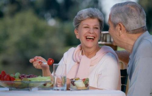 外国老人假装吃瓜,揭秘跨国文化交流中的幽默瞬间