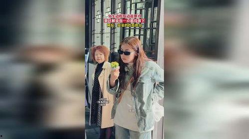 女孩景点吃瓜,女孩在景点品尝特色美食的甜蜜时光