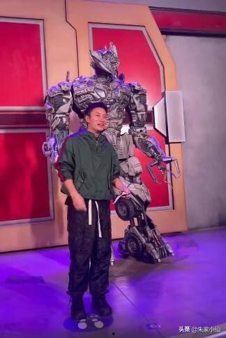 成毅搞笑吃瓜,笑料连连，网友直呼“太可爱了！”