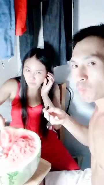 情侣吃瓜视频,甜蜜互动引网友热议