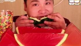 沉迷吃瓜表情包可爱,萌趣吃瓜表情包带你领略欢乐时光