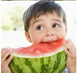 小孩吃瓜可爱头像,捕捉孩子吃瓜的可爱瞬间